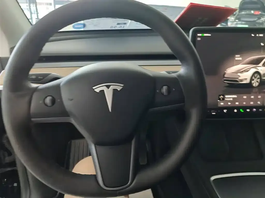 Tesla Model Y — фото 2