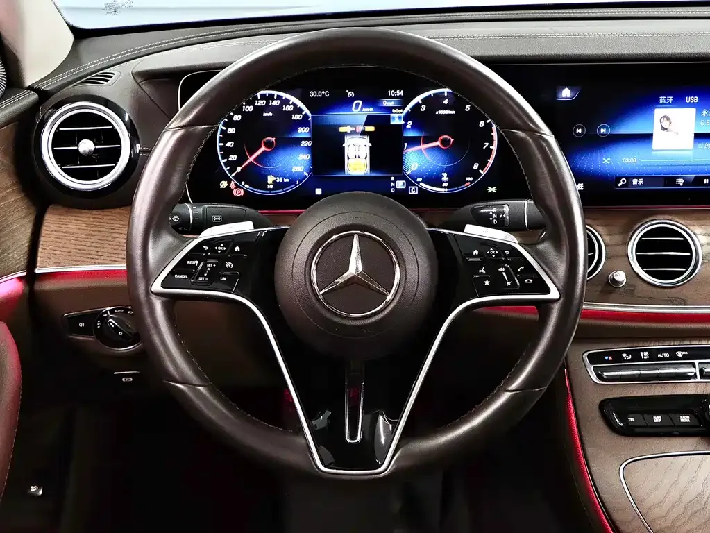 Mercedes-Benz E-Class — фото 10