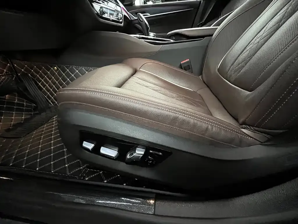 BMW 5 Series 2021 из CN, фото 9