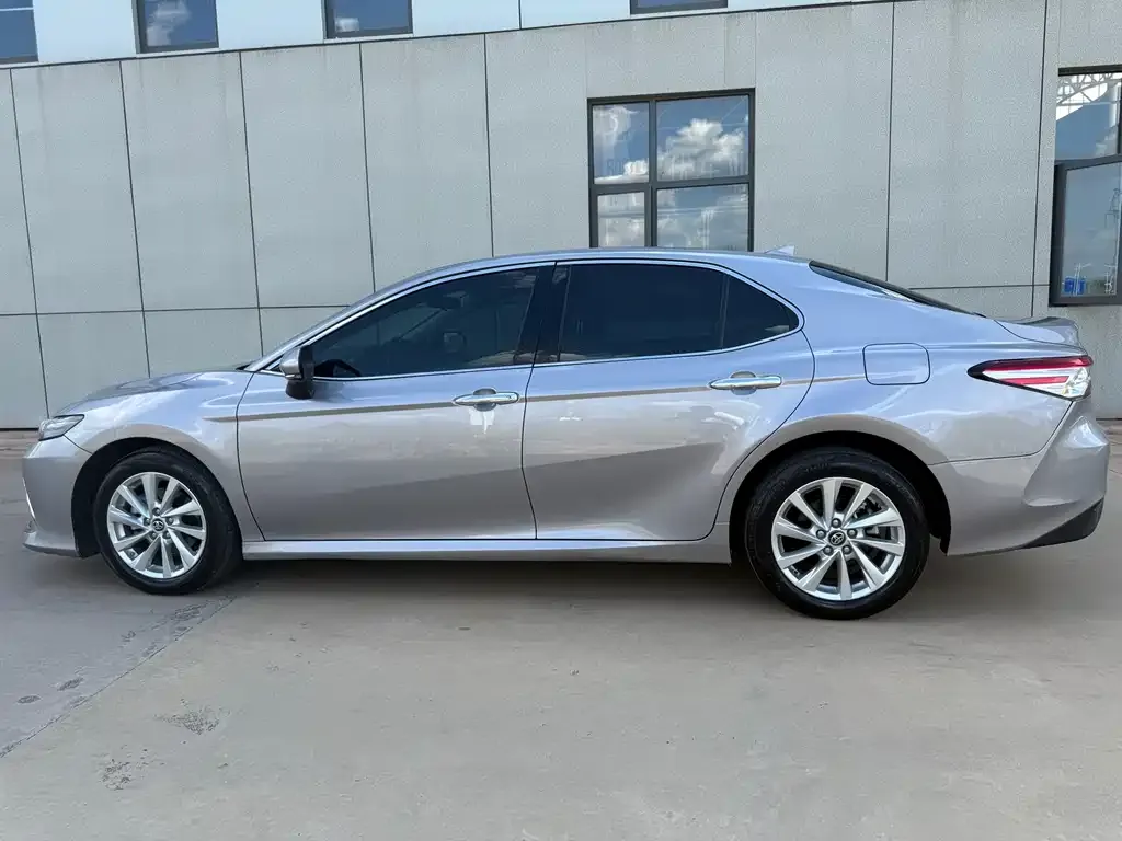 Toyota Camry — фото 10