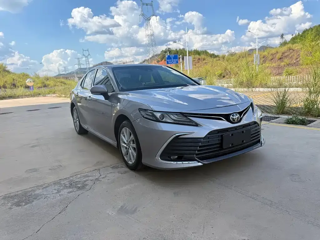 Toyota Camry — фото 2