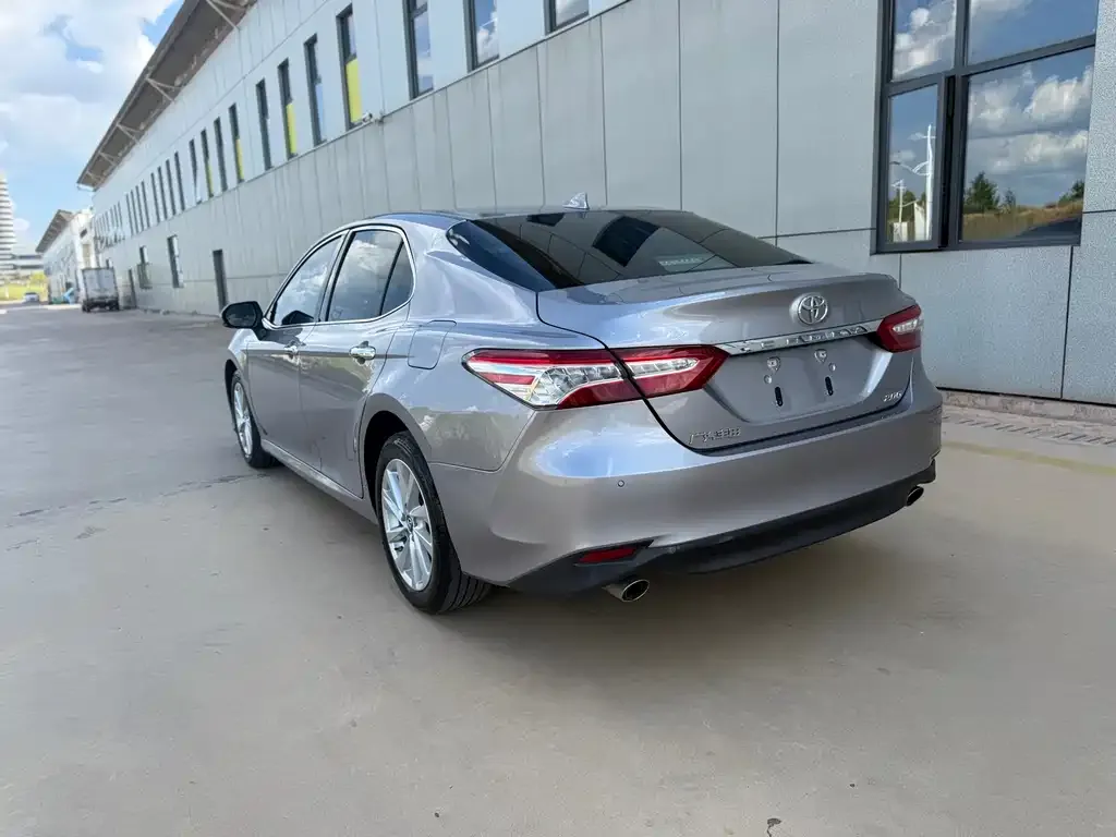 Toyota Camry — фото 9