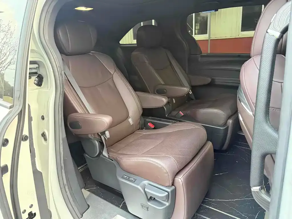 Toyota Sienna 2024 из CN, фото 5
