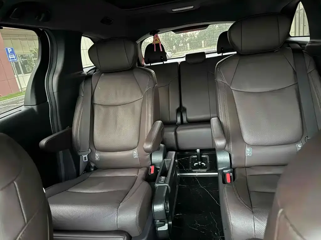 Toyota Sienna 2024 из CN, фото 7