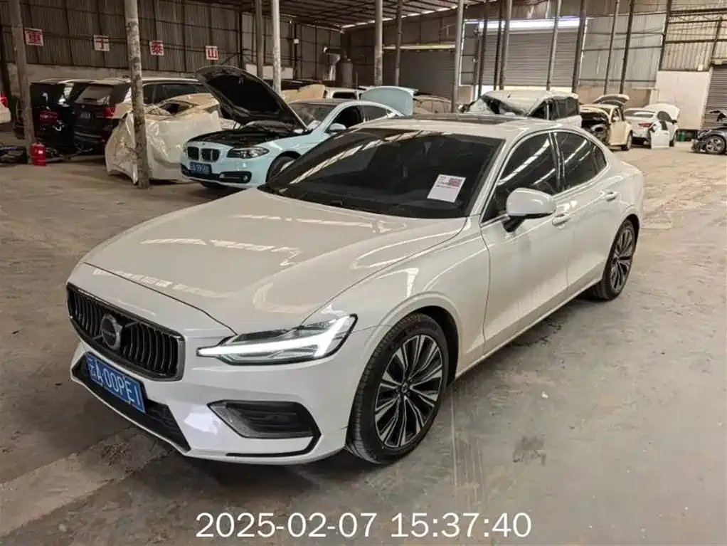 Volvo S60 — фото 1