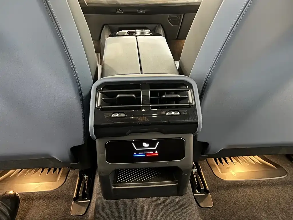 BMW i5 — фото 9
