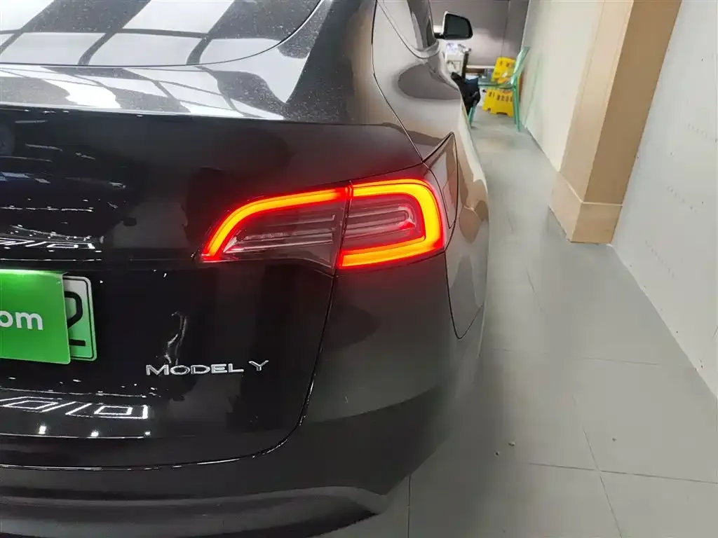 Tesla Model Y — фото 8