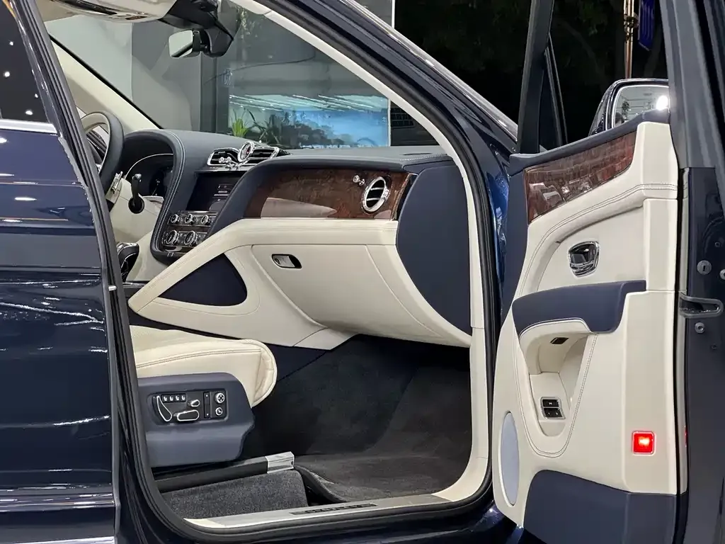 Bentley Bentayga 2023 из CN, фото 6