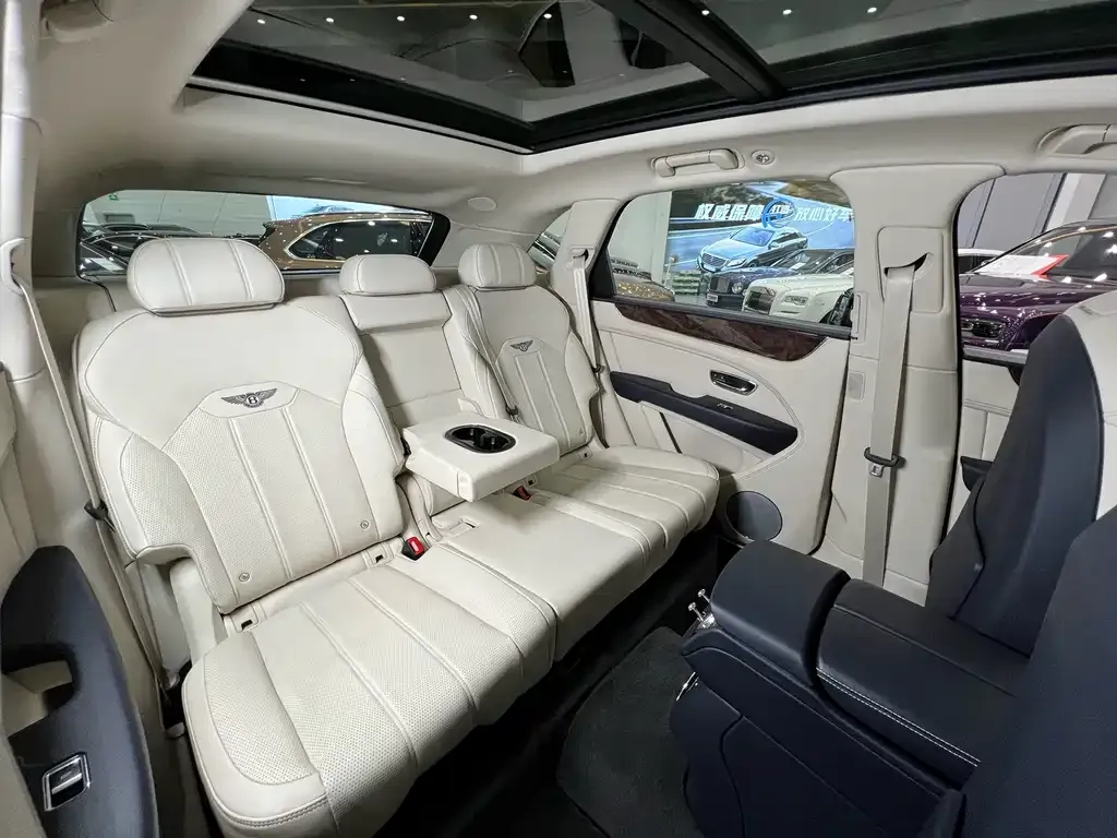 Bentley Bentayga 2023 из CN, фото 9