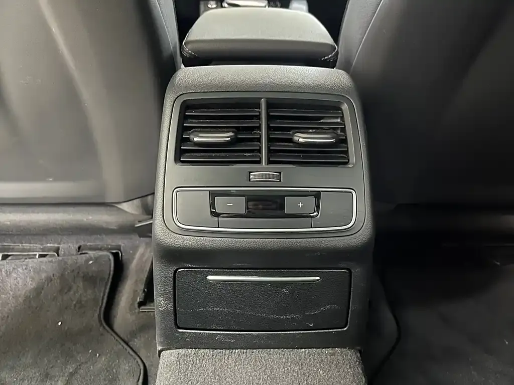 Audi A4L 2023 из CN, фото 2