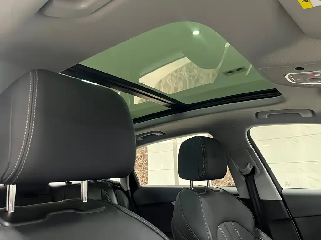 Audi A4L 2023 из CN, фото 3