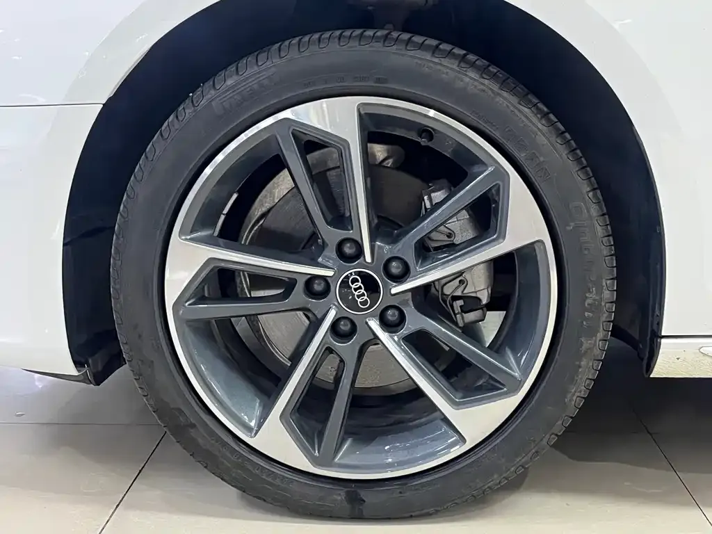Audi A4L 2023 из CN, фото 4