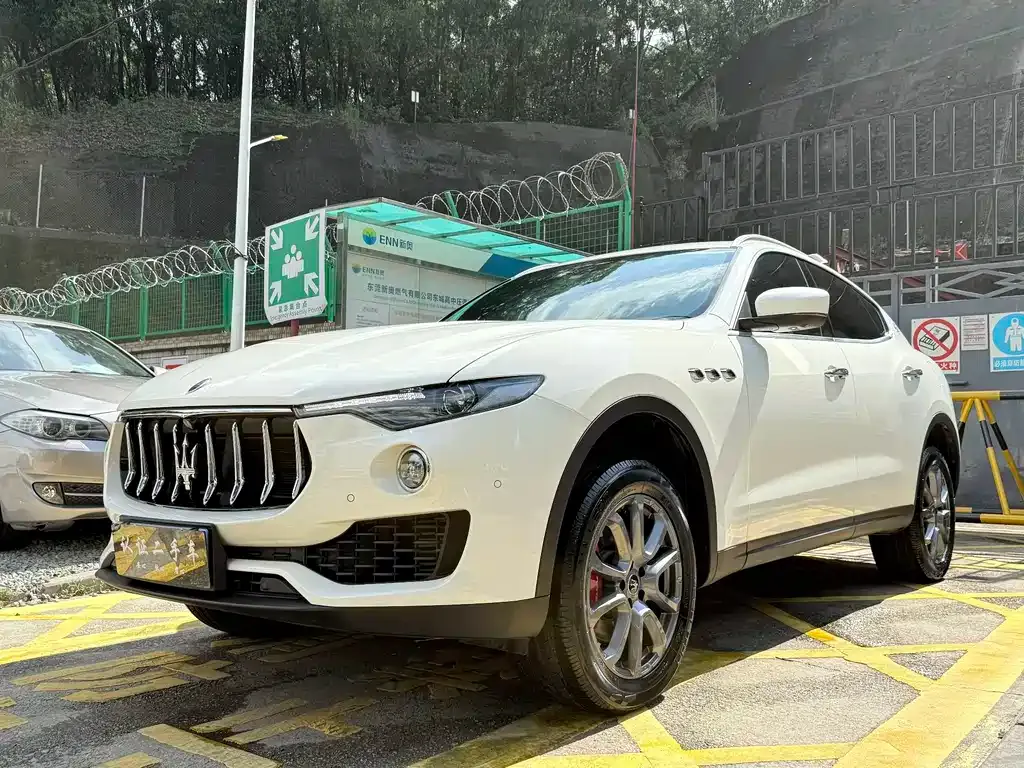 Maserati Levante — фото 1