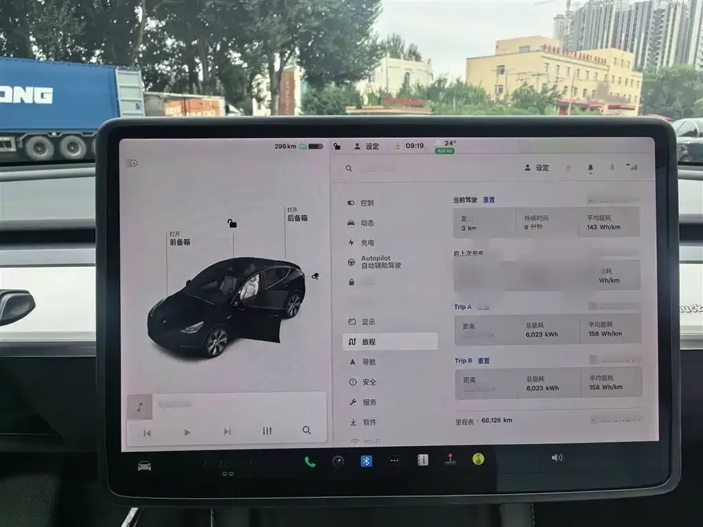 Tesla Model Y — фото 10