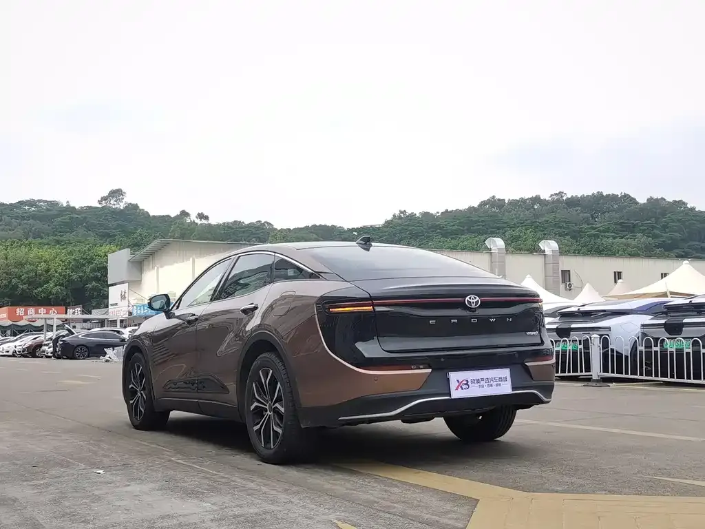 Toyota Crown SportCross 2023 из CN, фото 5