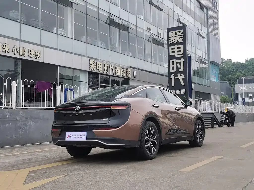 Toyota Crown SportCross 2023 из CN, фото 7