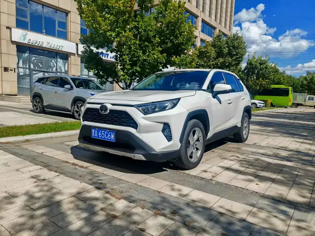 Toyota RAV4 — фото 1