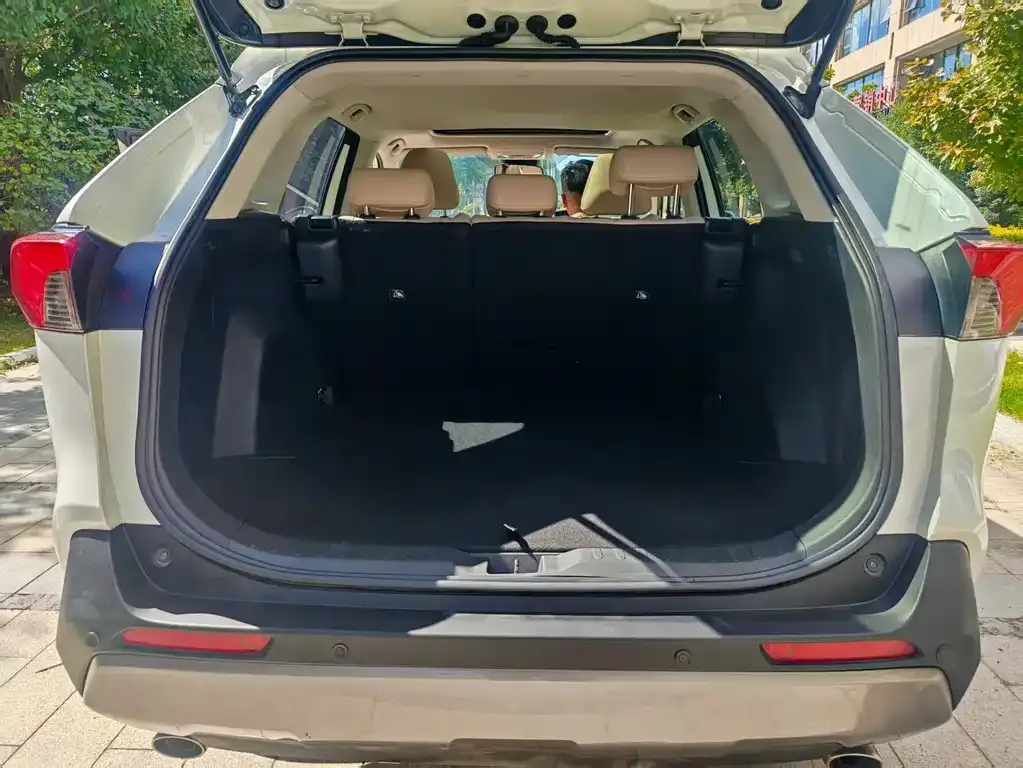 Toyota RAV4 — фото 10