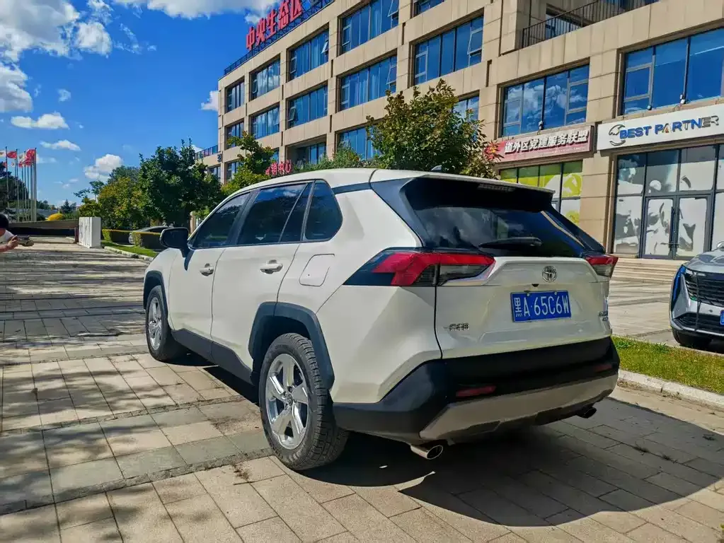 Toyota RAV4 — фото 2