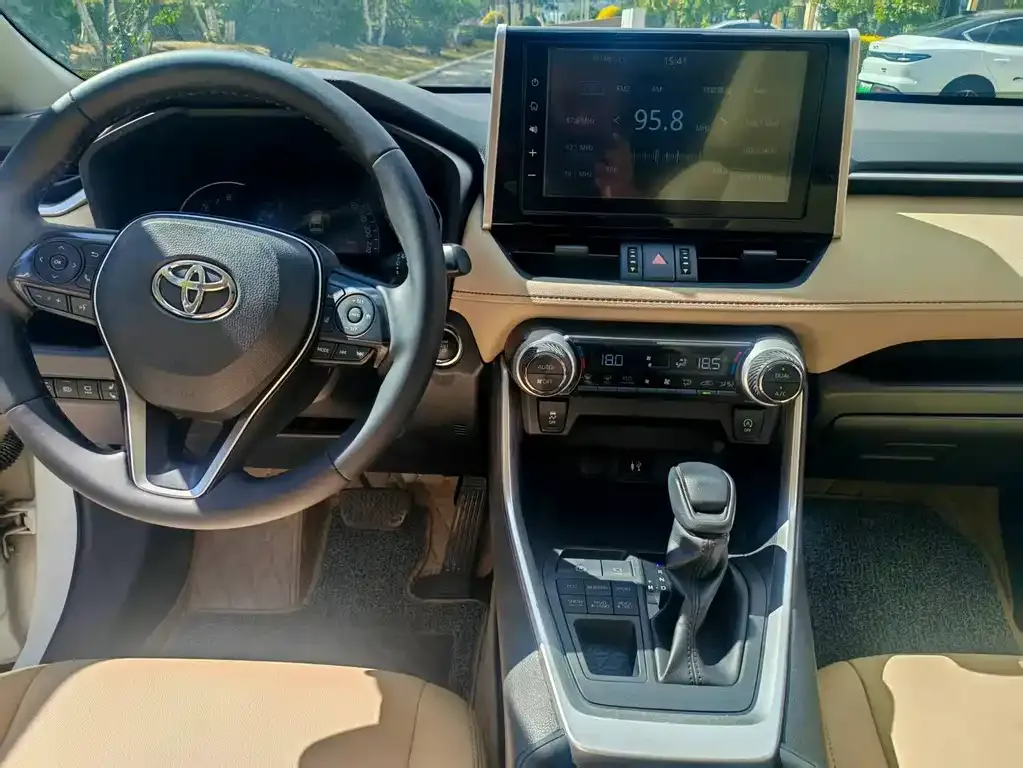 Toyota RAV4 — фото 5