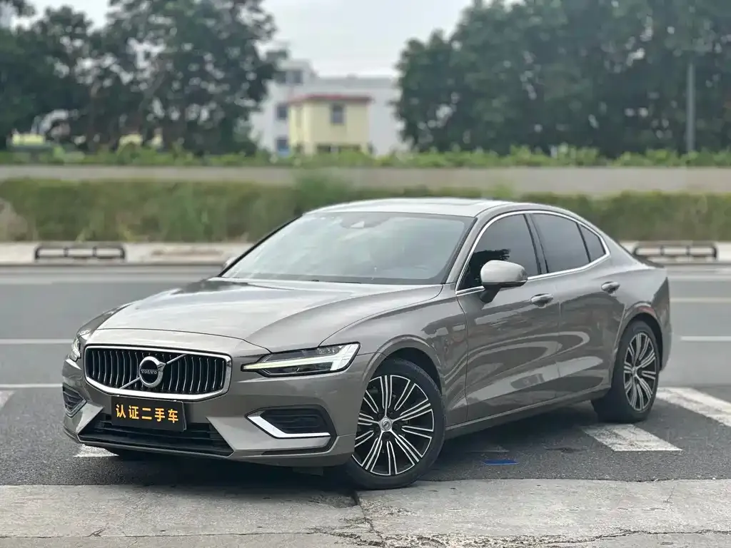 Volvo S60 — фото 1