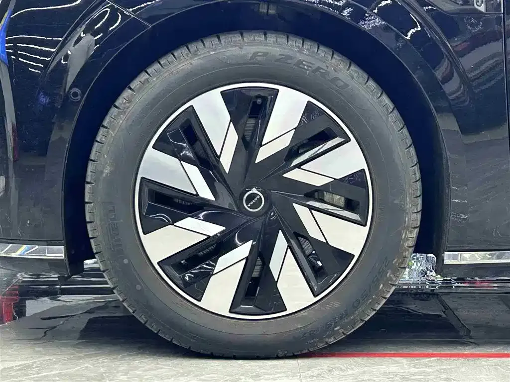 Volvo EM90 2024 из CN, фото 4