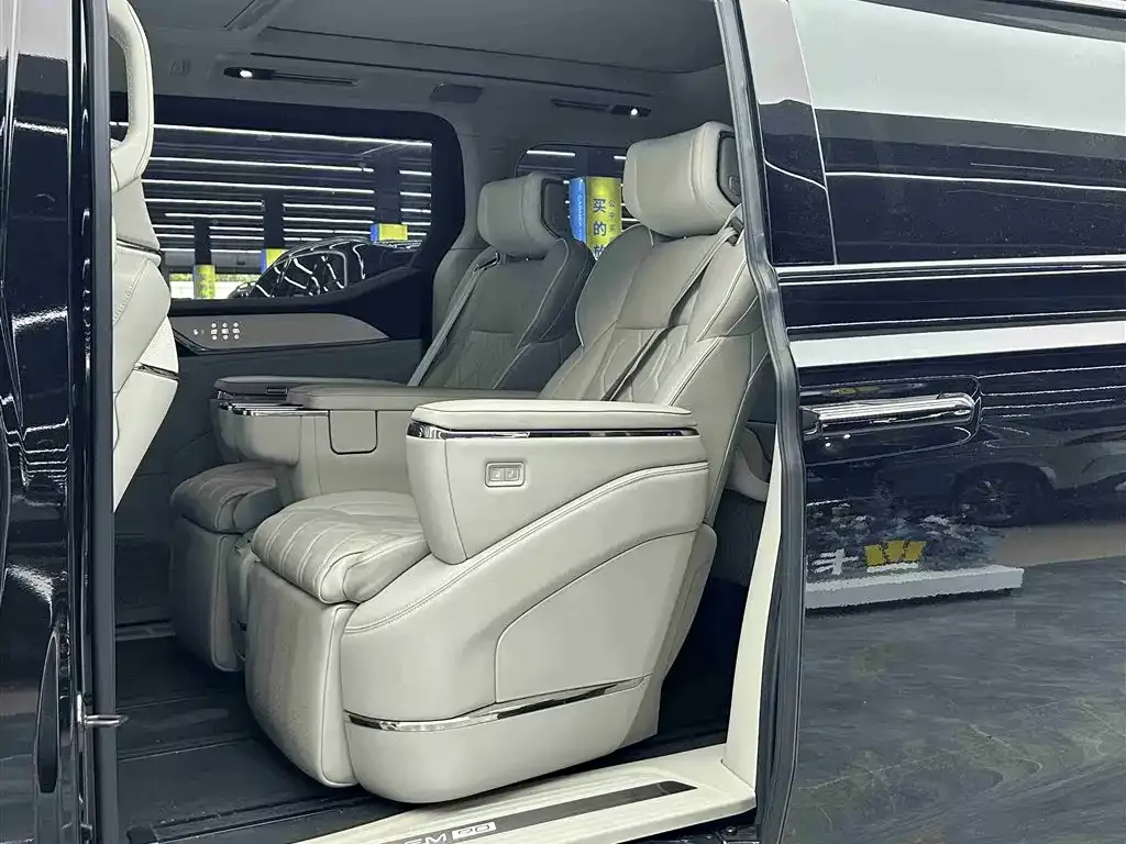 Volvo EM90 2024 из CN, фото 7