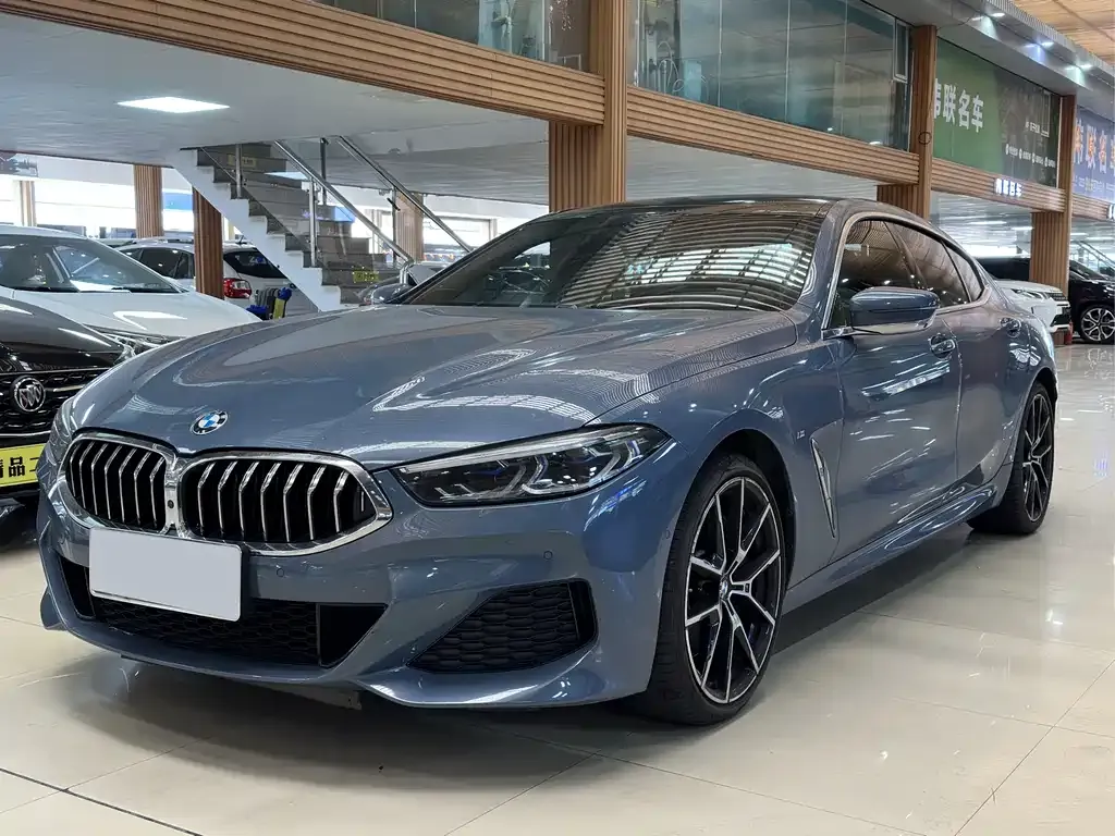 BMW 8 Series — фото 1