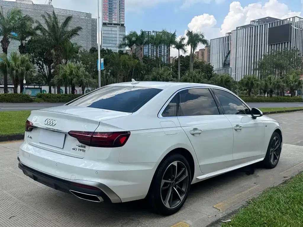 Audi A4L 2021 из CN, фото 4