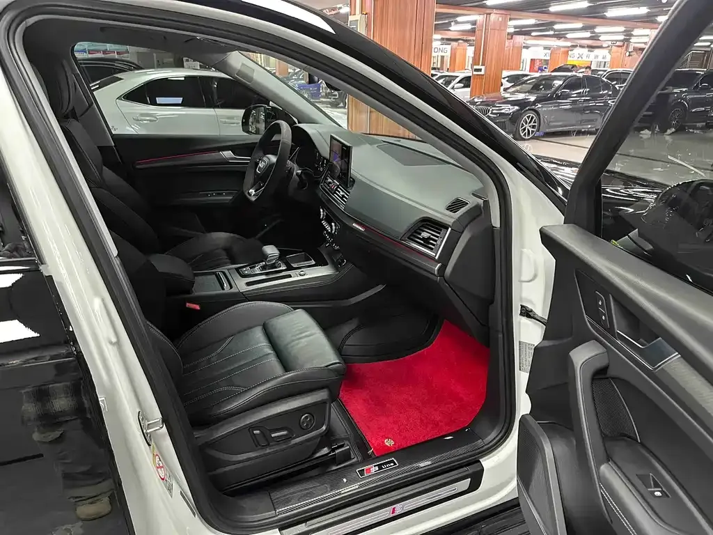 Audi Q5L — фото 6