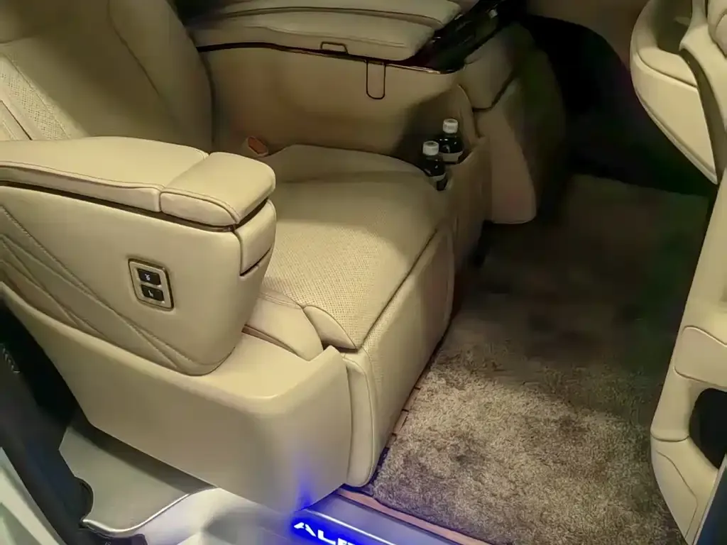 Toyota Alphard 2023 из CN, фото 9