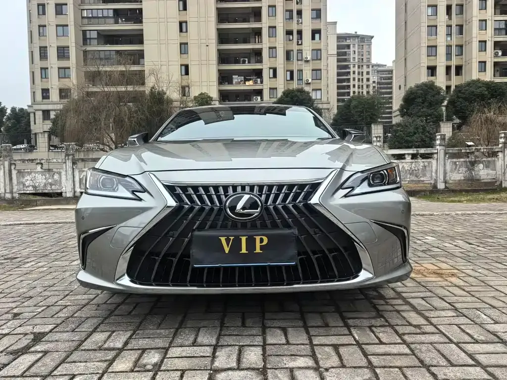 Lexus ES — фото 1