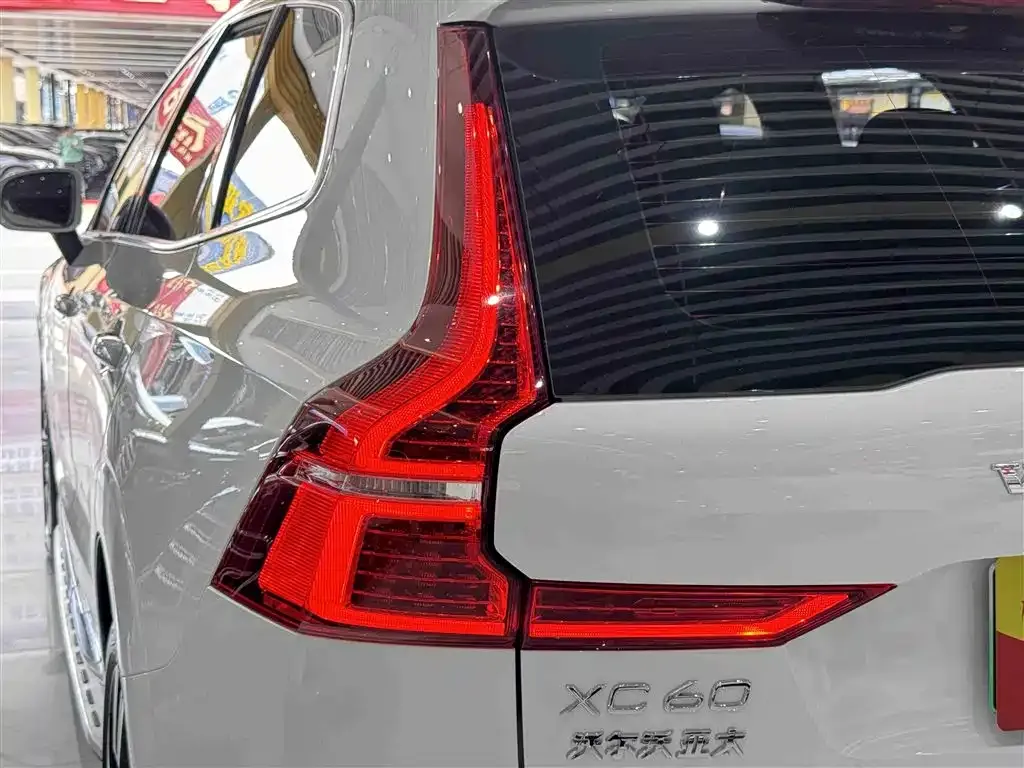 Volvo XC60 PHEV — фото 8