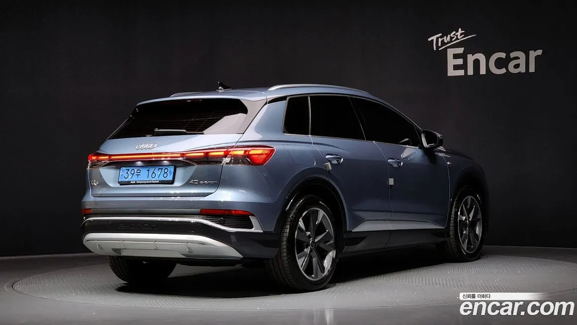 Audi Q4 e-tron — фото 2