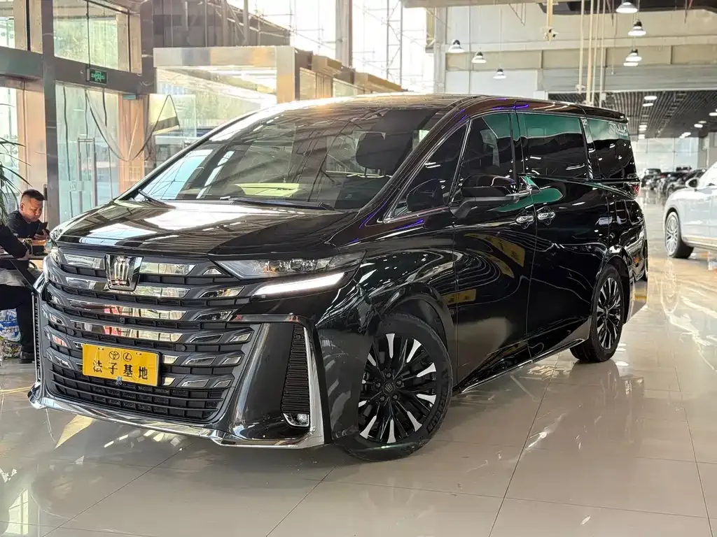 Toyota Vellfire — фото 1