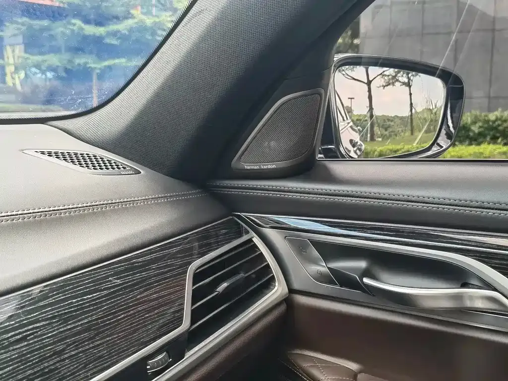BMW 7 Series — фото 10