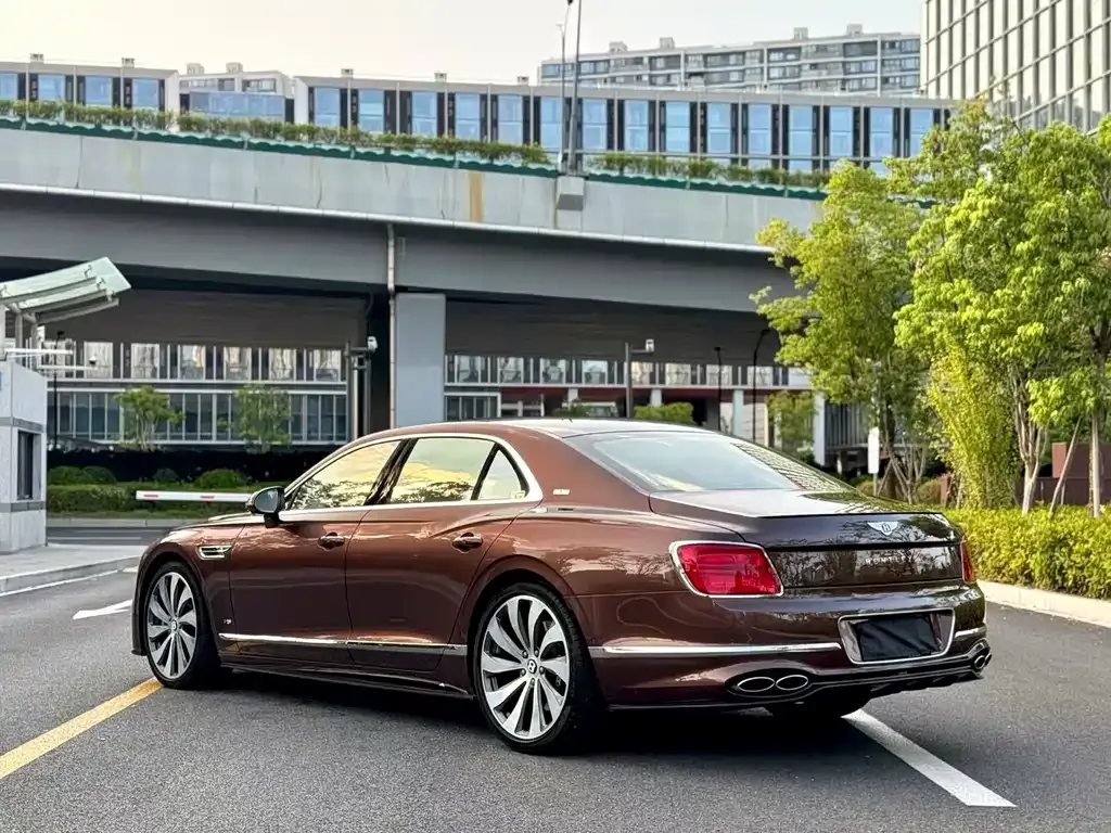 Bentley Flying Spur — фото 9