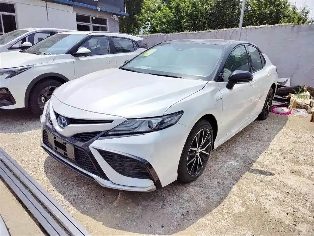 Toyota Camry — фото 1