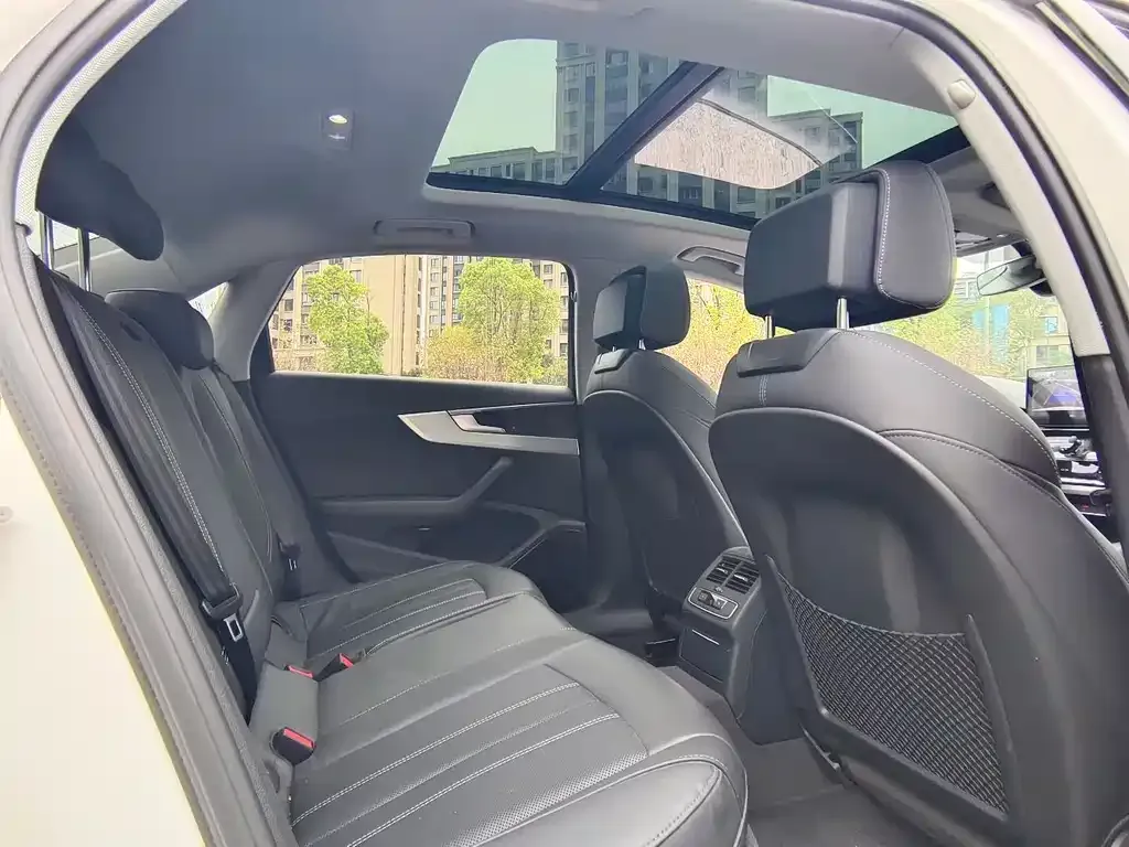 Audi A4L 2022 из CN, фото 5