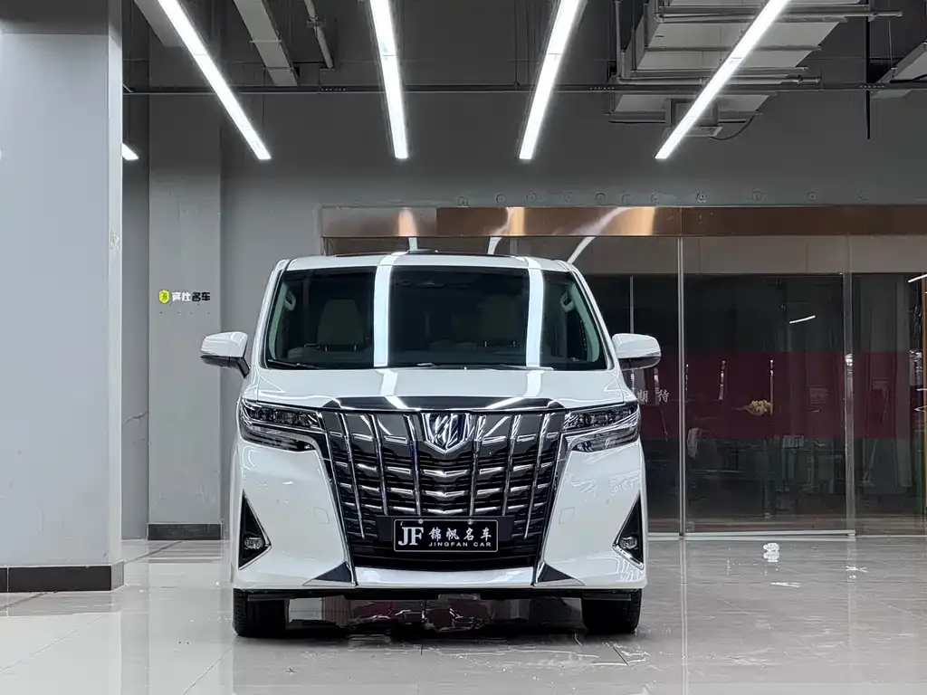 Toyota Alphard — фото 1