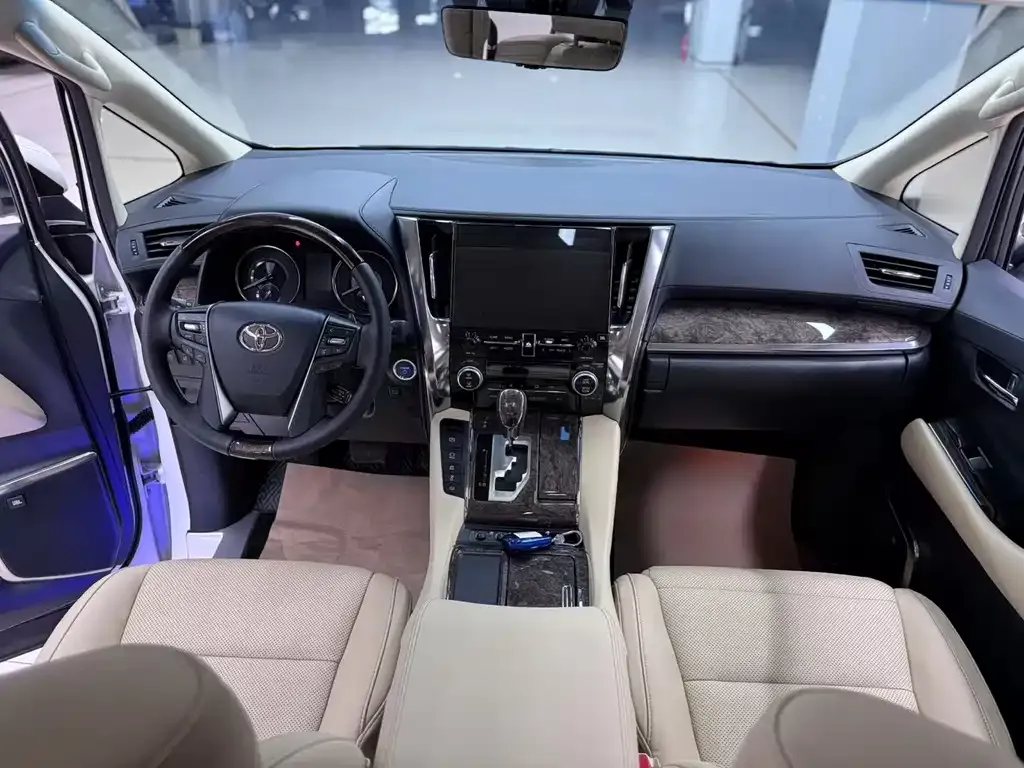 Toyota Alphard — фото 10