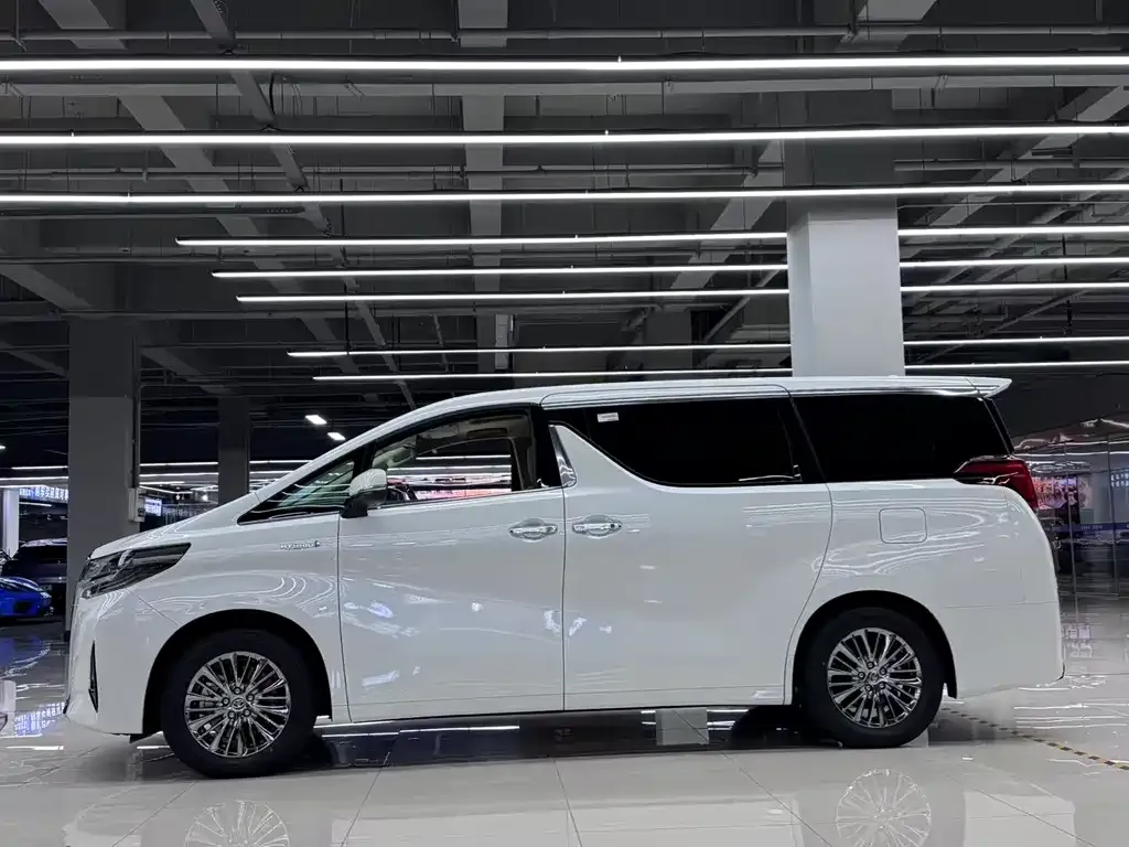 Toyota Alphard — фото 3