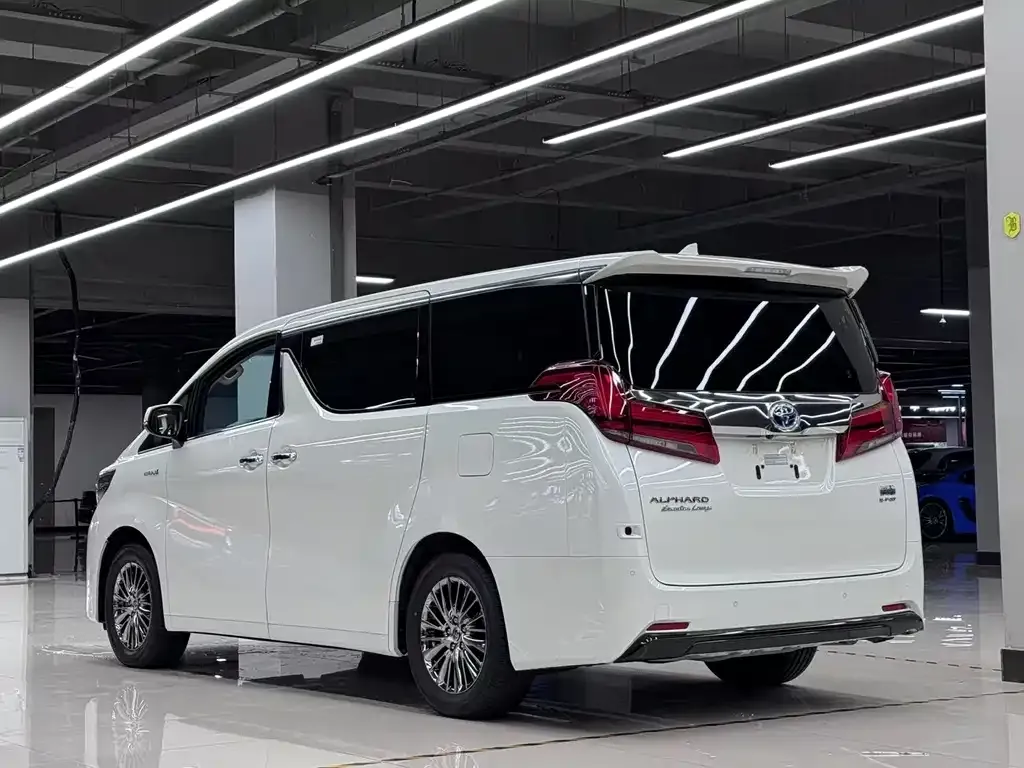Toyota Alphard — фото 4