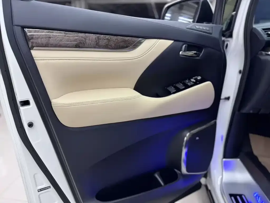 Toyota Alphard — фото 7