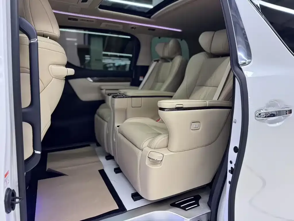 Toyota Alphard — фото 9
