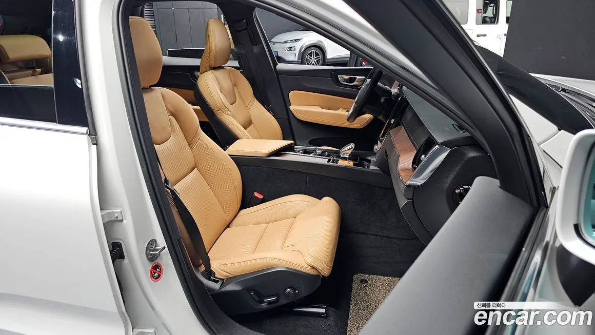 Volvo XC60 — фото 10