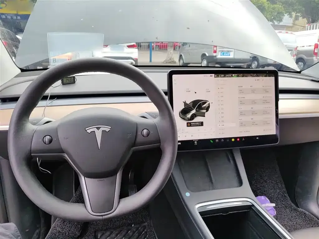 Tesla Model Y — фото 10