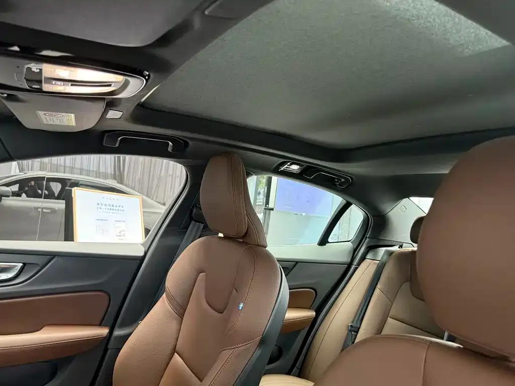 Volvo S60 2025 из CN, фото 10