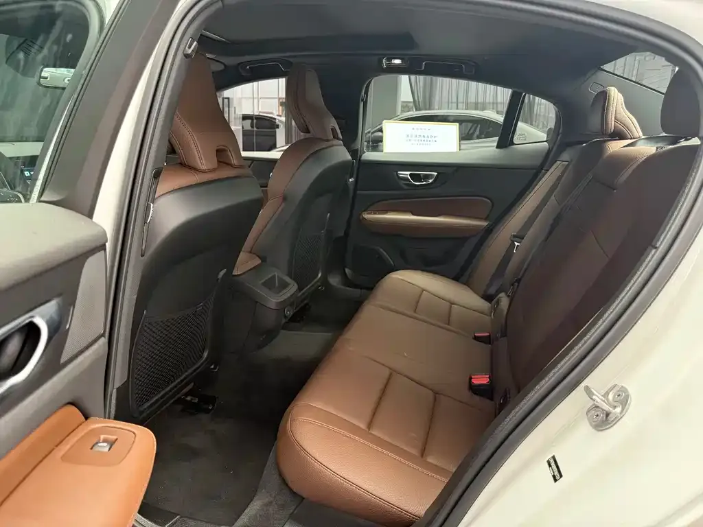 Volvo S60 2025 из CN, фото 8