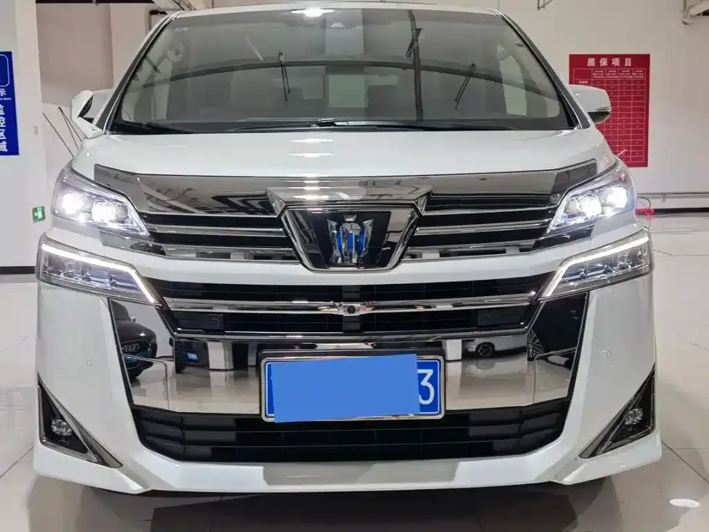 Toyota Vellfire — фото 1